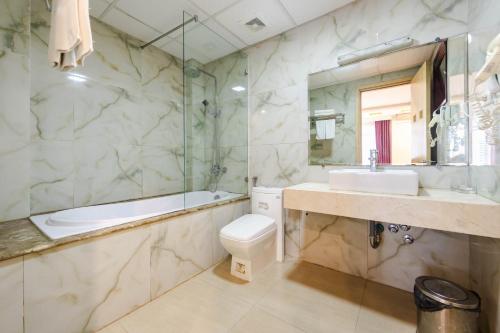 Baðherbergi á Home Hotel Hanoi