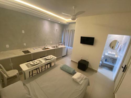 un ampio bagno con lavandino e specchio di Kitnet Standard Araujo's Suítes 107 a Passos