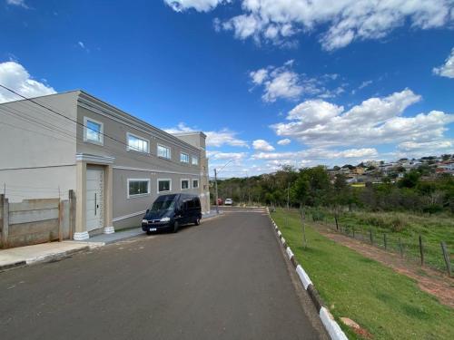 un furgone parcheggiato sul lato di una casa. di Kitnet Standard Araujo's Suítes 107 a Passos