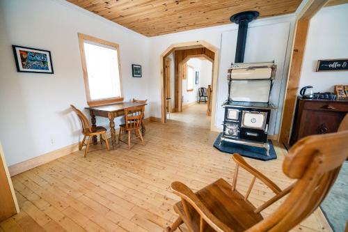 Η κουζίνα ή μικρή κουζίνα στο Bonne Bay Biscuit Box