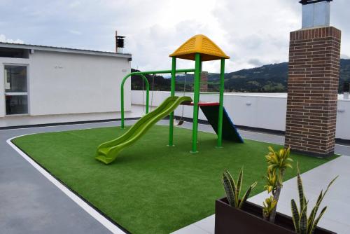 Suite Palace Exclusive lakeside loft في بايبا: ملعب على سطح منزل