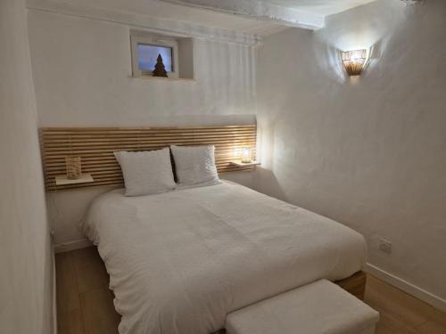 Кровать или кровати в номере Charmant T2 en centre historique de Morzine avec WiFi - FR-1-679-23