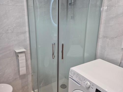 Ванная комната в Charmant T2 en centre historique de Morzine avec WiFi - FR-1-679-23