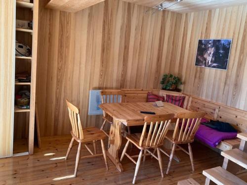Un comedor con mesa y sillas de madera. en Chalet indépendant confortable pour 6, proche pistes - FR-1-295-212, en Les Angles