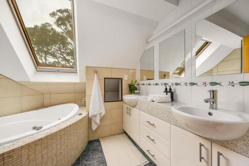 Ένα μπάνιο στο Adelaide Hill Luxury Amenities and Stunning Vistas