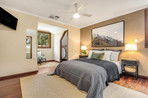 Ένα ή περισσότερα κρεβάτια σε δωμάτιο στο Adelaide Hill Luxury Amenities and Stunning Vistas