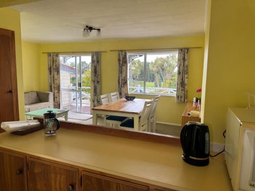 Buena Vista في جيرالدين: مطبخ مع طاولة ومرآة كبيرة