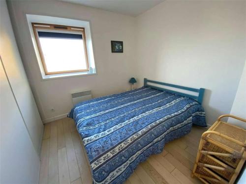 En eller flere senge i et værelse på Appartement T3 avec garage, proche plage - FR-1-236-171