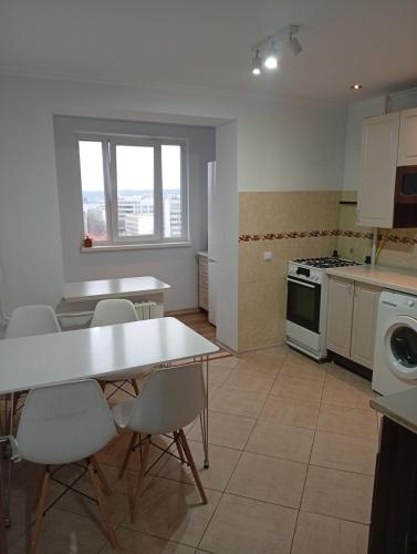 מטבח או מטבחון ב-2 bedroom Puskin