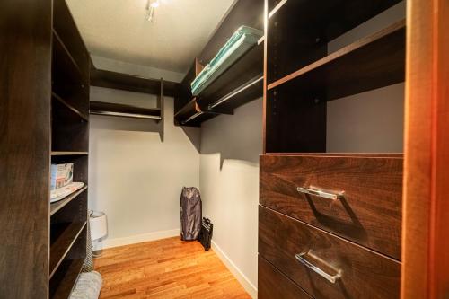 een kamer met een kast met houten vloeren en een kamer met bij Rocky Mountain Retreat-Mountain View! in Canmore