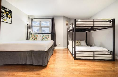 een slaapkamer met twee stapelbedden en een raam bij Rocky Mountain Retreat-Mountain View! in Canmore