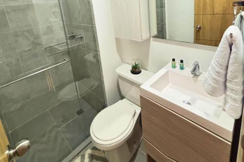 Ένα μπάνιο στο Loft Panoramico Varun Luxury Torre Acqua