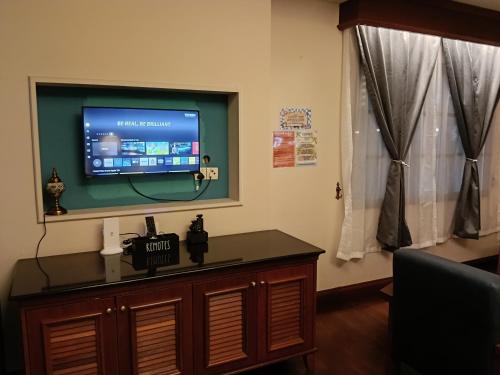 Una televisión o centro de entretenimiento en Grand Pool Villa Luxury Resort Port Dickson