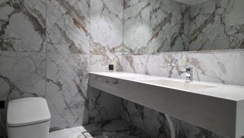 un baño con lavabo e inodoro en 구미 더혜밀호텔, en Gumi