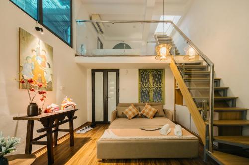 Una pequeña habitación con una cama y una escalera. en SolStay Home Ngõ Gạch - Old Quarter, en Hanói