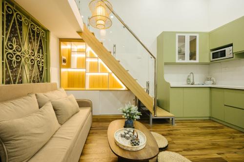 una sala de estar con un sofá y una mesa en SolStay Home Ngõ Gạch - Old Quarter, en Hanói