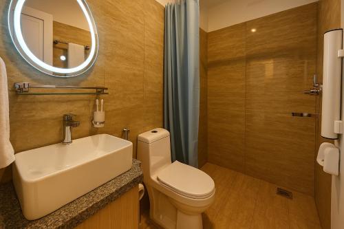 Koupelna v ubytování Royal Chamber Rooms Restaurant & Rooftop Bar - Near Pashupatinath & Airport