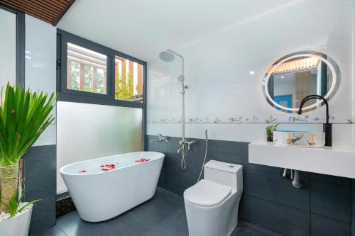 Hoang Long Home في فنغ تاو: حمام مع حوض استحمام ومرحاض ومغسلة