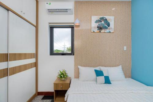 Hoang Long Home في فنغ تاو: غرفة نوم بها سرير ونافذة