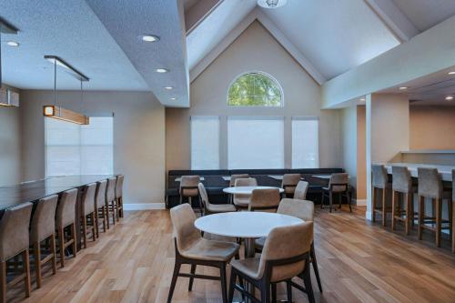 Restaurace v ubytování Residence Inn by Marriott Houston The Woodlands/Lake Front Circle