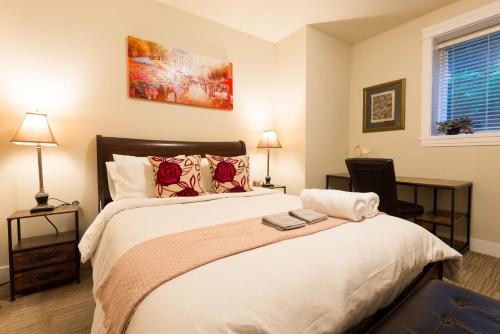 Beach Breeze White Rock في وايت روك: غرفة نوم بها سرير أبيض كبير ونافذة