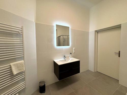 Bright Rooms, 6 Minutes to Metro U3