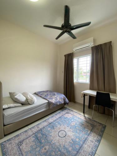 Postel nebo postele na pokoji v ubytování jm homestay semi d premium