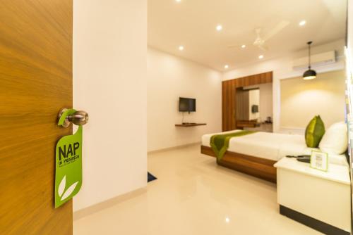 TV a/nebo společenská místnost v ubytování Treebo Premium Corner Stay
