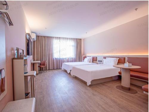 Ένα ή περισσότερα κρεβάτια σε δωμάτιο στο Hanting Hotel Beijing Yizhuang Creative Life Plaza Cultural Park