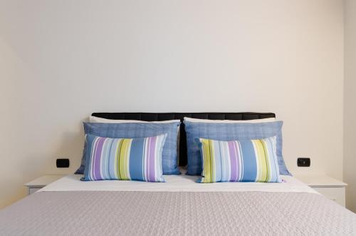 łóżko z 3 poduszkami i zagłówkiem w obiekcie Milano Porta Venezia w Mediolanie