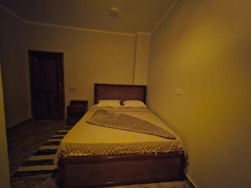 سرير أو أسرّة في غرفة في Nuba Nest