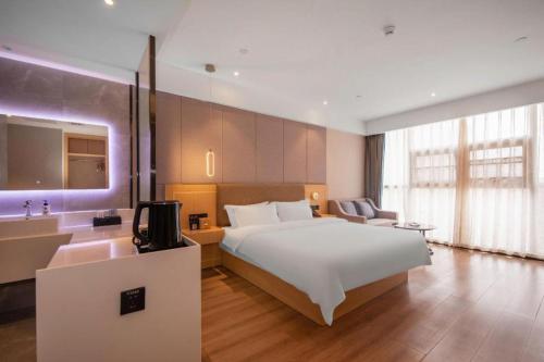 Gya Hotel Chengdu Global Center Jinchenghu Metro Station في تشنغدو: غرفة فندق مع سرير ومغسلة