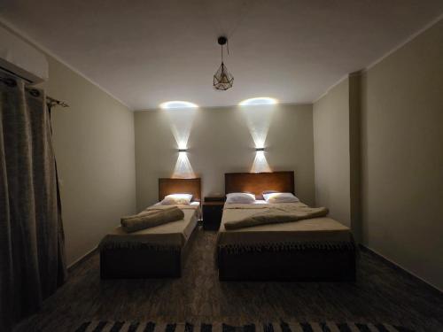 Nuba Nest في أسوان: غرفة بها سريرين في غرفة