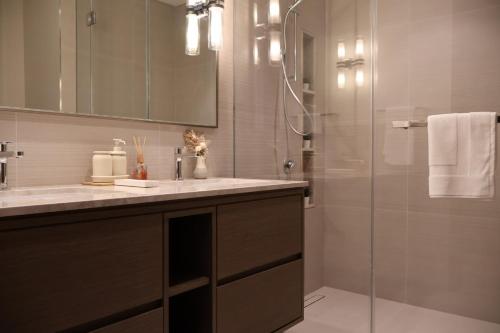 Ένα μπάνιο στο Grande Signature Downtown Heaven Stay Vacation Home