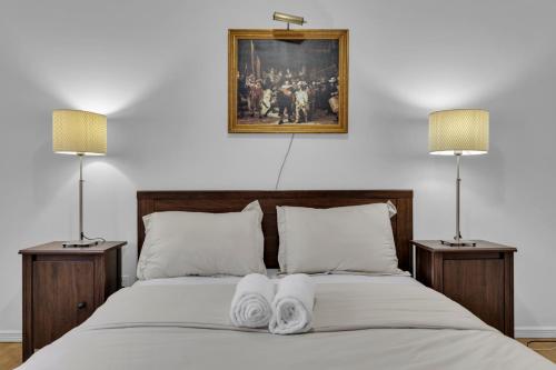 Un dormitorio con una cama con dos lámparas y toallas. en Bright 3BR Upper Level Stay • Pet Friendly, en Windsor