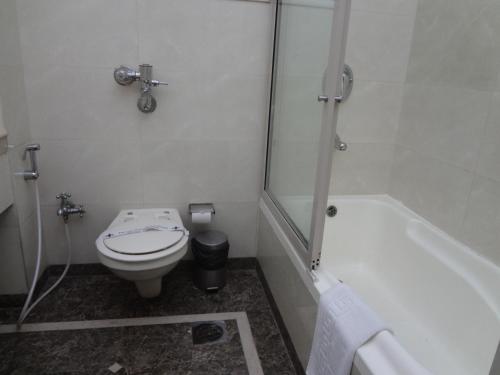 Salle de bains dans l'établissement Hotel Suncity Apollo - Gateway Of India