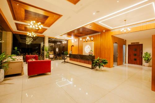 Grand Royal Residency في Pala: ردهة فندق بكرسي أحمر