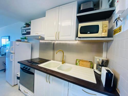 Η κουζίνα ή μικρή κουζίνα στο Excellence Suites Orient Beach Oceanview King-Size Beach Pool Parking