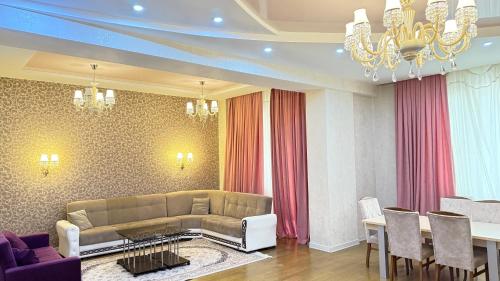 salon z kanapą i stołem w obiekcie Sapphire apart w mieście Baku