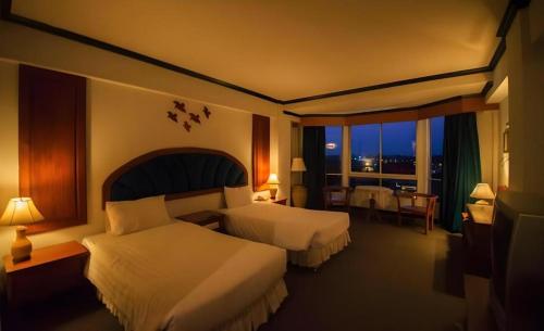 Ένα ή περισσότερα κρεβάτια σε δωμάτιο στο Thepnakorn Hotel