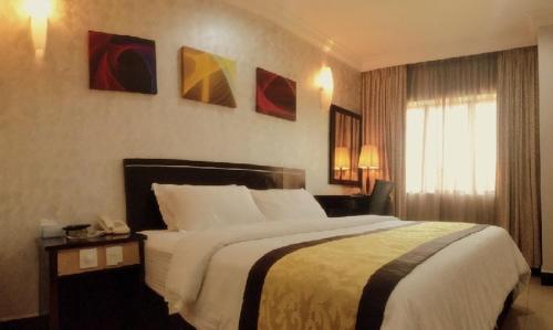 Tempat tidur dalam kamar di Home 2 Hotel Sdn Bhd