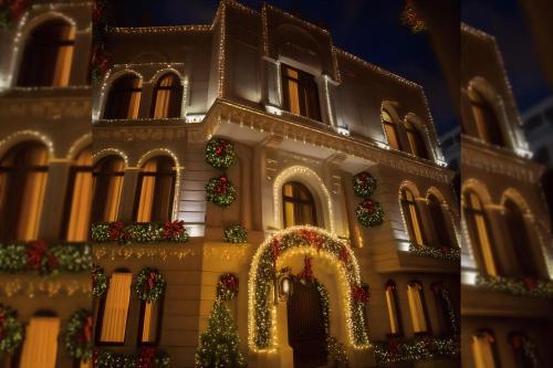 un edificio con adornos navideños en su lado en Da Vinci Boutique Hotel, en Baku