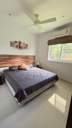a bedroom with a bed and a ceiling fan at Villa Sun 2 in Amphoe Koh Samui