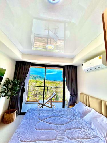 En eller flere senge i et værelse på Hillside-Seashore Space Mai Khao Beach