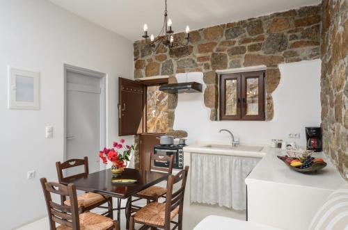 uma cozinha com mesa e cadeiras num quarto em Casa Borealis em Naxos Chora