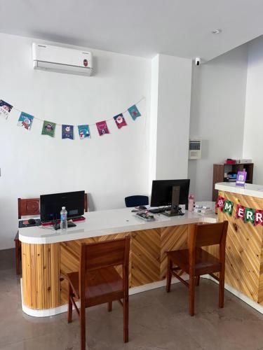 Een TV en/of entertainmentcenter bij Cozy Hostel and Tours
