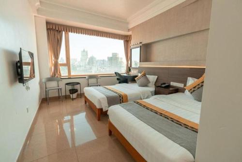 Postel nebo postele na pokoji v ubytování Grand Harbour Hotel