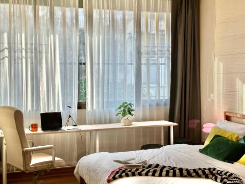 Postel nebo postele na pokoji v ubytování Walk2BTS, KingBed, FastWiFi, FreeLaundry, Netflix