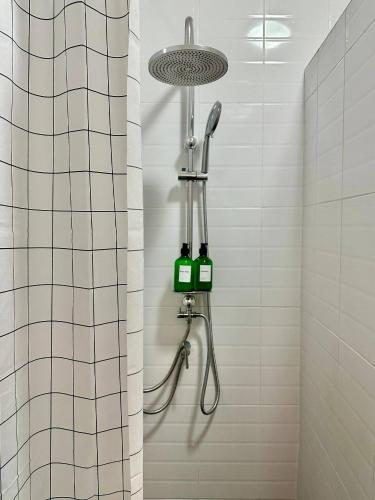 eine Dusche in einem Badezimmer mit Duschkopf in der Unterkunft Walk2BTS, KingBed, FastWiFi, FreeLaundry, Netflix in Klong Toi