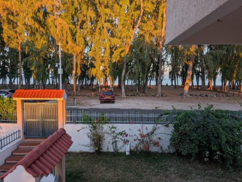 弗利康弗拉克4Beds- Beachfront Bungalow的停车场内一个带长凳和汽车的公园